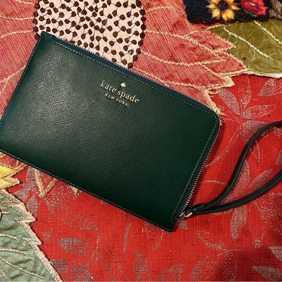 kate spade Handbags - 🌟SALE 🌟 New Staci Medium L Zip Wristlet